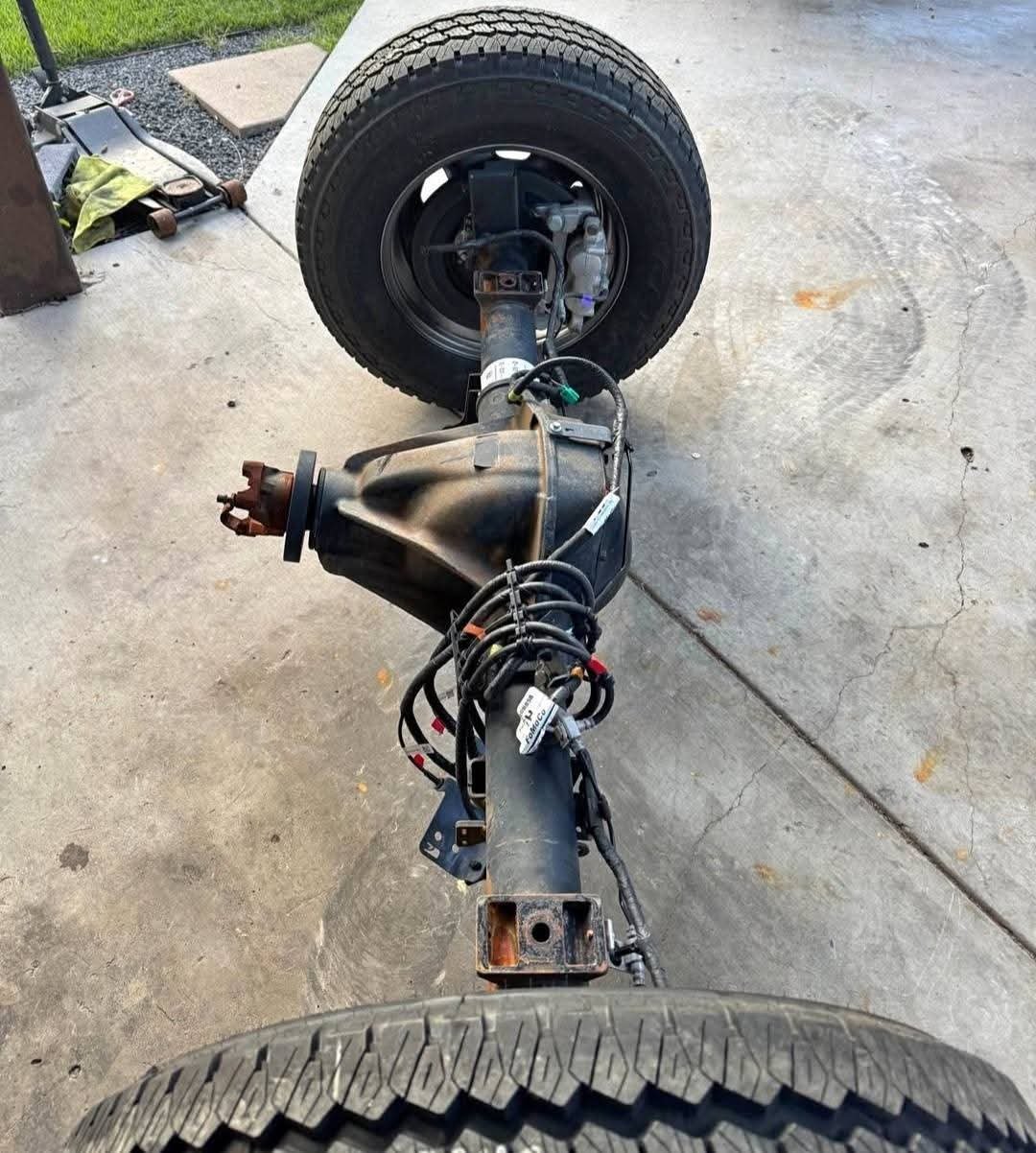 2025 Ford f350 complete rear axle, wheels and tires
2025 f350 axle single wheel
Will not fit f250
Will not fit Dually.
Diferencial 3.55 ratio
