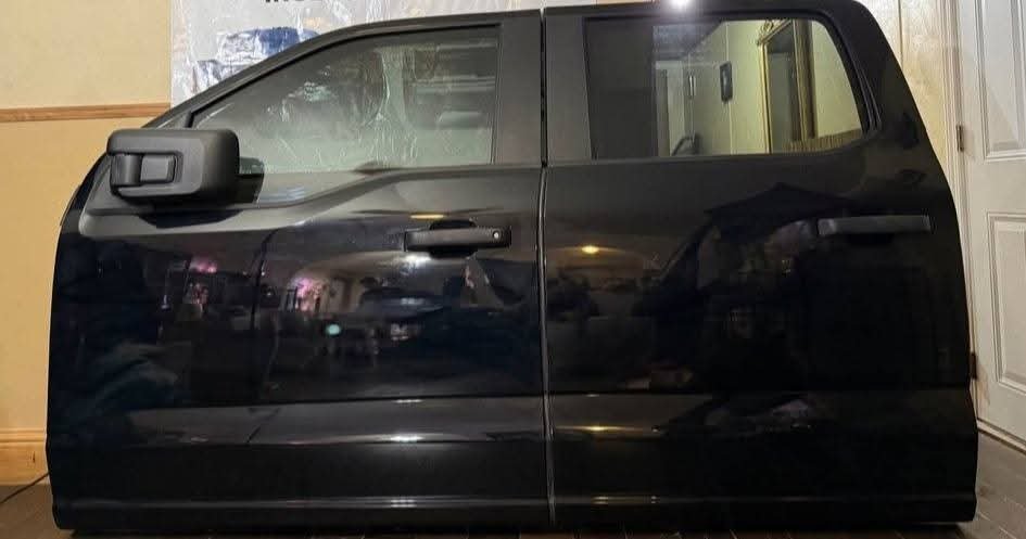 2021 2023 2025 2026 Ford F-150 F-250 F-350 F-450 F-550 Front Left Driver and Rear Left driver Side Doors With Mirror
FORD NEW DOORS!
2021-2022-2023-2024-2025-2026
Mirror-SOLD
Driver Left Side As is in photos!
EACH DOOR 600$$ FIRM! Clean Doors
No Dents/No Rebuilds/No Broken Windows/no damages/ no scratches
If Need both or separate let me know! - Image 2