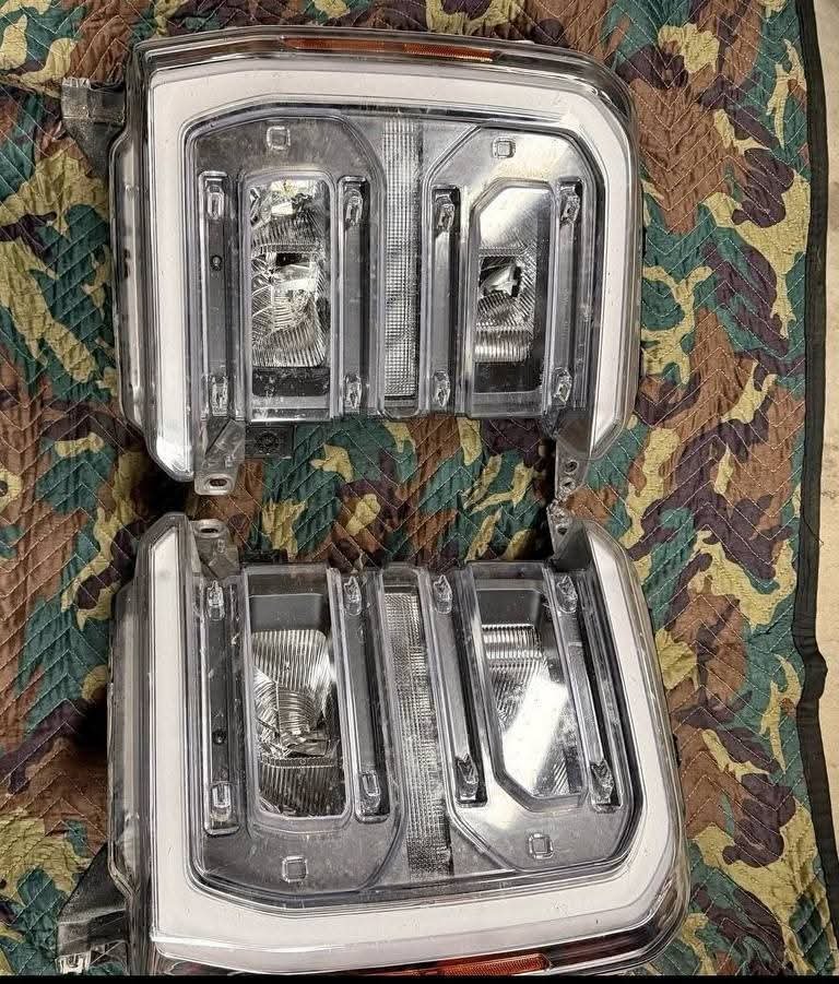 2023-2026 Ford Superduty OEM LED Reflector Headlights
Factory takeoff headlights, Great condition, has no damage. All mounting locations are solid.
Fits 2023-2026 F-250 F-350 F-450 F-550 350