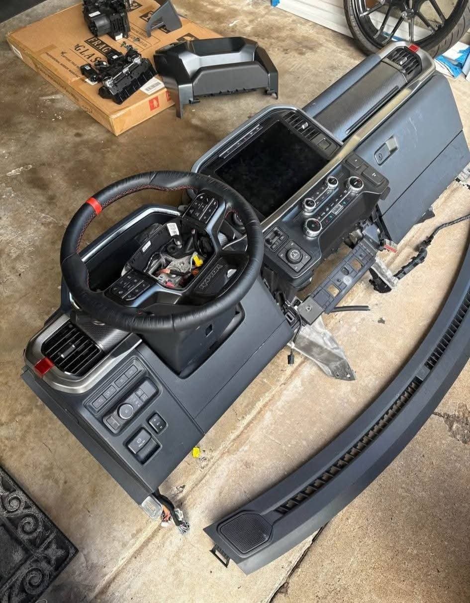 2021-2025 Ford F-150 Raptor Interior Single Cab
This interior was just detailed and is in amazing condition. This Interior Includes:
- Front Seats ✅
- Front Door Panels ✅
- Complete Center Console ✅
- Complete Dashboard ✅
Seats have no tips or tears. The Interior is just very dusty due to storage. - Image 5