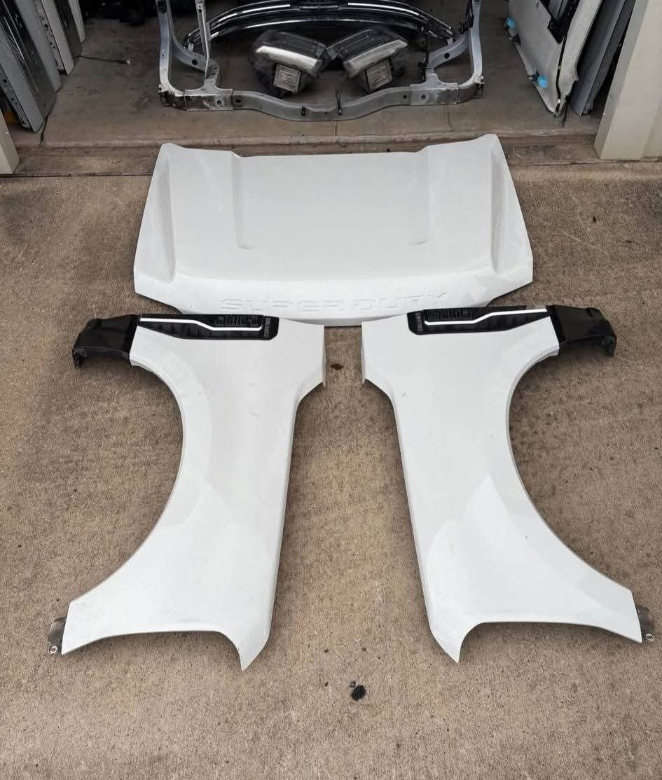 2023-2026 Ford F250, F350, F450, F550 complete front clip
Hood
Right and left fenders
Both headlights
Grille
Front Radiator Core Support Frame Apron Bracket Bar
Radiator support
Inner fender liners
Front bumper
Mounting brackets
Radiator