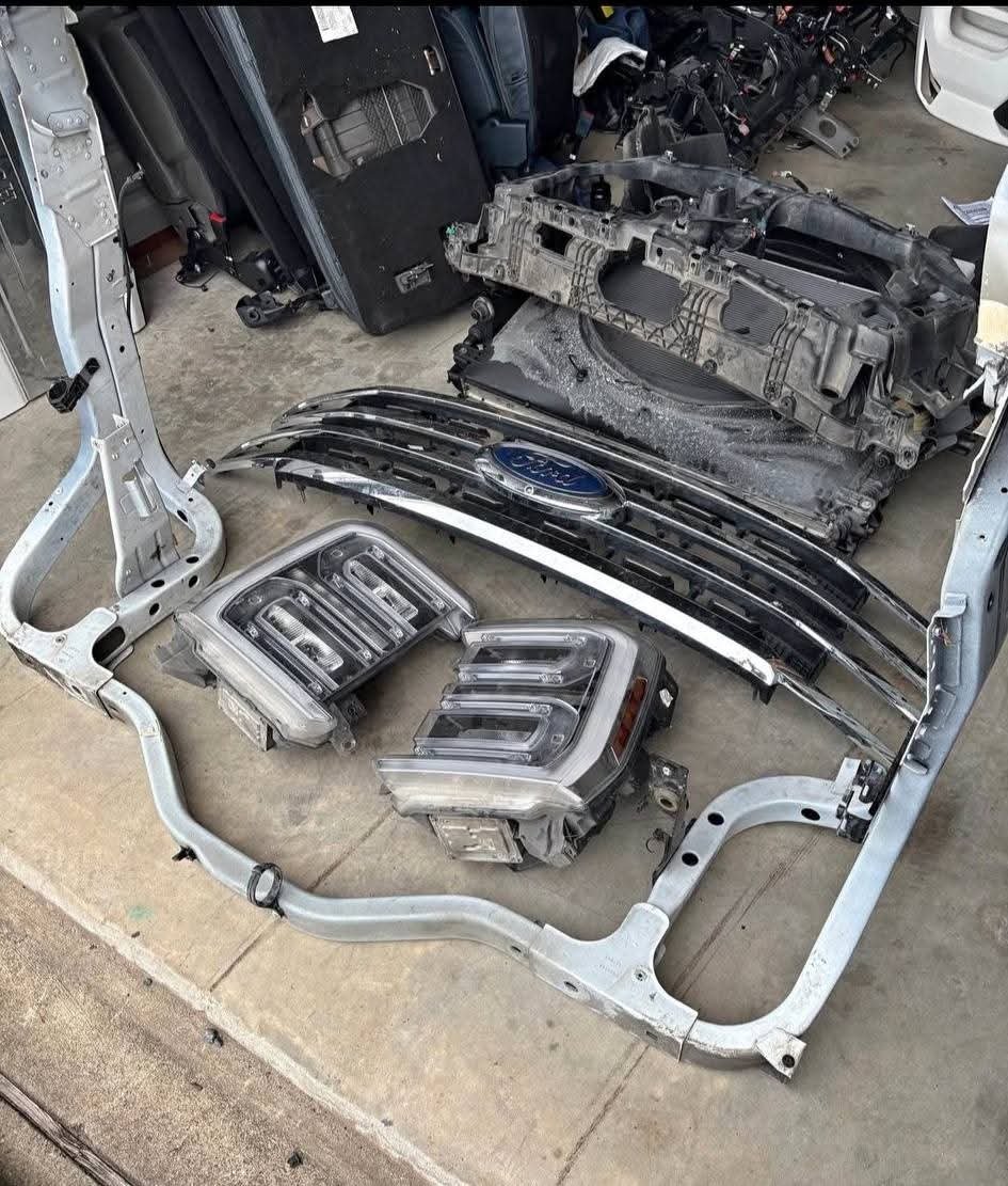 2023-2026 Ford F250, F350, F450, F550 complete front clip
Hood
Right and left fenders
Both headlights
Grille
Front Radiator Core Support Frame Apron Bracket Bar
Radiator support
Inner fender liners
Front bumper
Mounting brackets
Radiator - Image 3