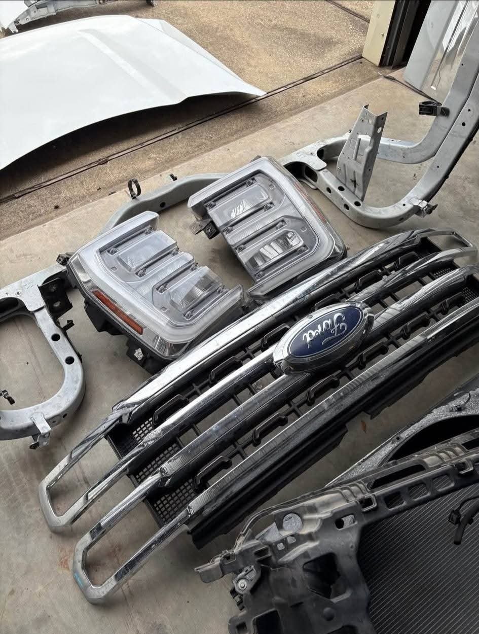 2023-2026 Ford F250, F350, F450, F550 complete front clip
Hood
Right and left fenders
Both headlights
Grille
Front Radiator Core Support Frame Apron Bracket Bar
Radiator support
Inner fender liners
Front bumper
Mounting brackets
Radiator - Image 2