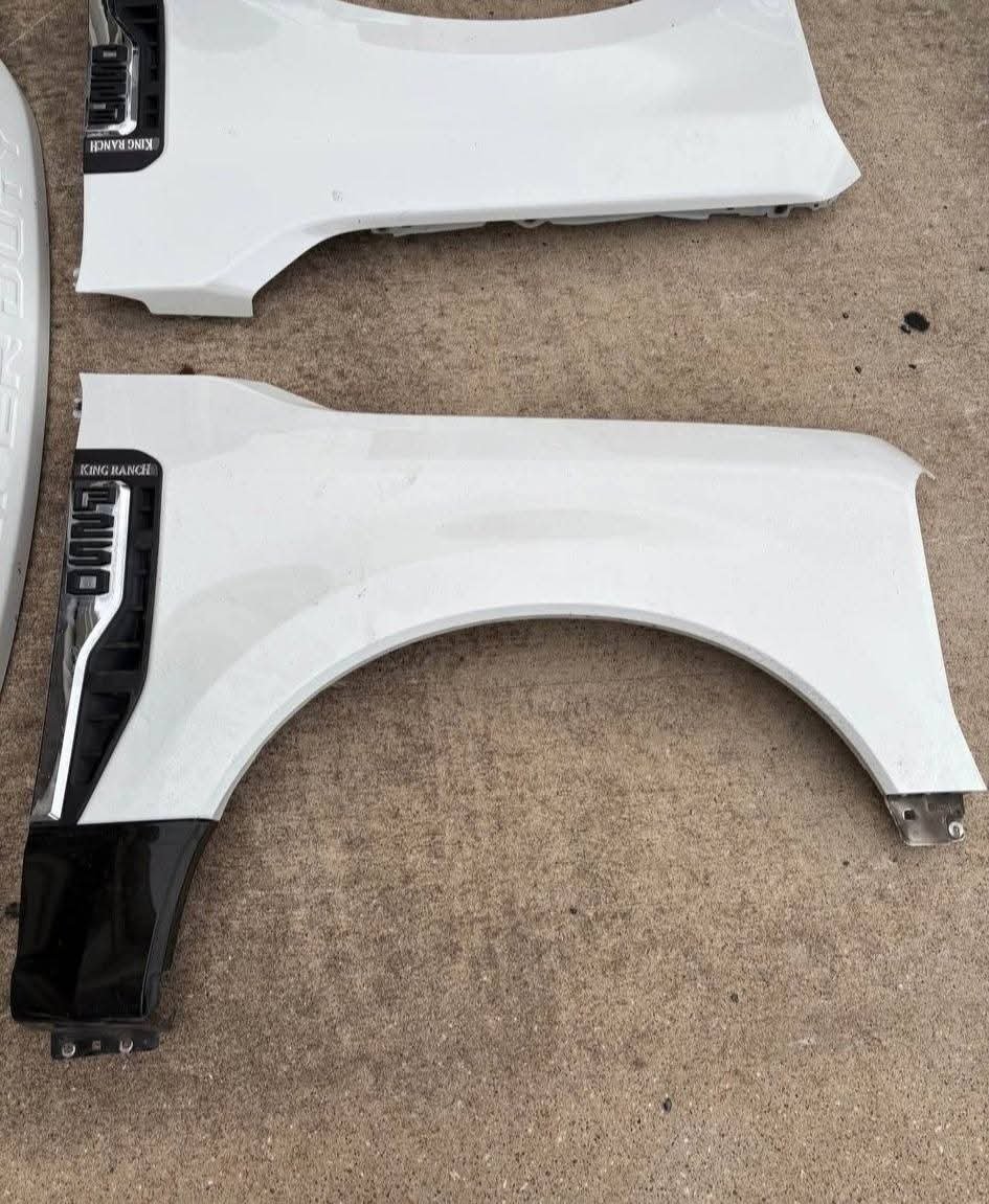2023-2026 Ford F250, F350, F450, F550 complete front clip
Hood
Right and left fenders
Both headlights
Grille
Front Radiator Core Support Frame Apron Bracket Bar
Radiator support
Inner fender liners
Front bumper
Mounting brackets
Radiator - Image 5
