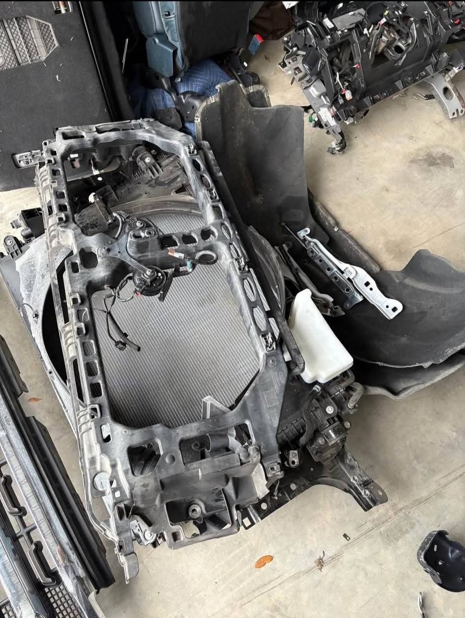 2023-2026 Ford F250, F350, F450, F550 complete front clip
Hood
Right and left fenders
Both headlights
Grille
Front Radiator Core Support Frame Apron Bracket Bar
Radiator support
Inner fender liners
Front bumper
Mounting brackets
Radiator - Image 9