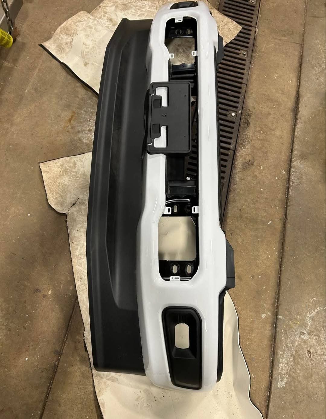 2023-2026 Ford F250, F350, F450, F550 complete front clip
Hood
Right and left fenders
Both headlights
Grille
Front Radiator Core Support Frame Apron Bracket Bar
Radiator support
Inner fender liners
Front bumper
Mounting brackets
Radiator - Image 7