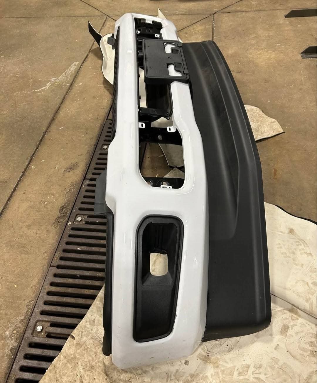 2023-2026 Ford F250, F350, F450, F550 complete front clip
Hood
Right and left fenders
Both headlights
Grille
Front Radiator Core Support Frame Apron Bracket Bar
Radiator support
Inner fender liners
Front bumper
Mounting brackets
Radiator - Image 8