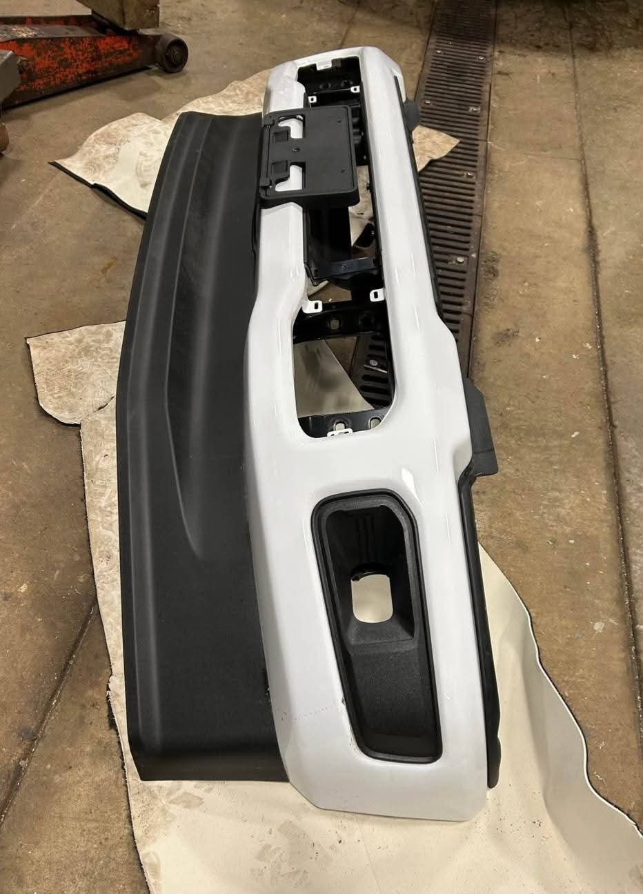 2023-2026 Ford F250, F350, F450, F550 complete front clip
Hood
Right and left fenders
Both headlights
Grille
Front Radiator Core Support Frame Apron Bracket Bar
Radiator support
Inner fender liners
Front bumper
Mounting brackets
Radiator - Image 6