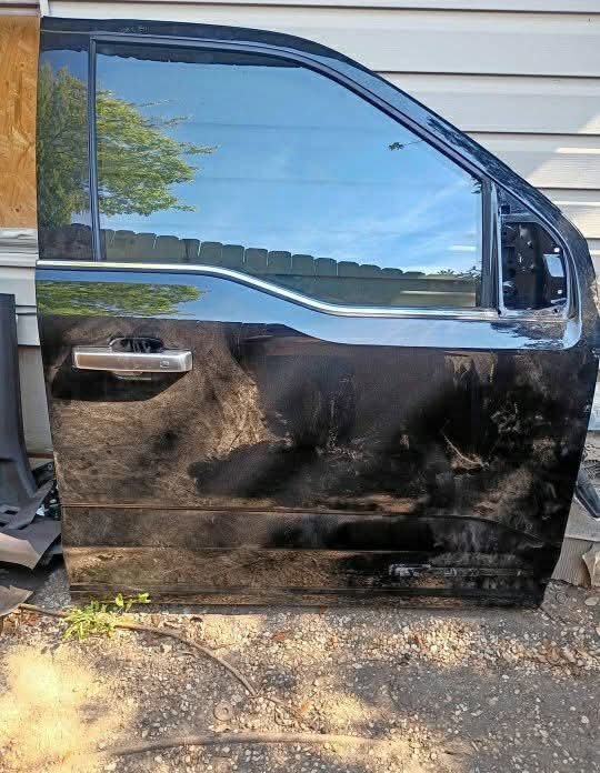 2021-2026 Ford F-150 right Passenger front Door
2023-2026 Ford F-250 F-350 F-450 F-550 right Passenger front Door
Excellent condition
Solid black color