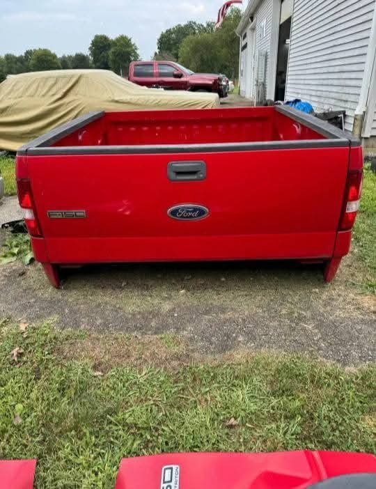 2005-2008 Ford F-150 Short Bed with tailgate and rear taillights
rust free and has no damage or scratches or dents on it